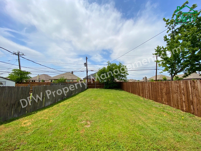 Building Photo - 715 Lariat Ln