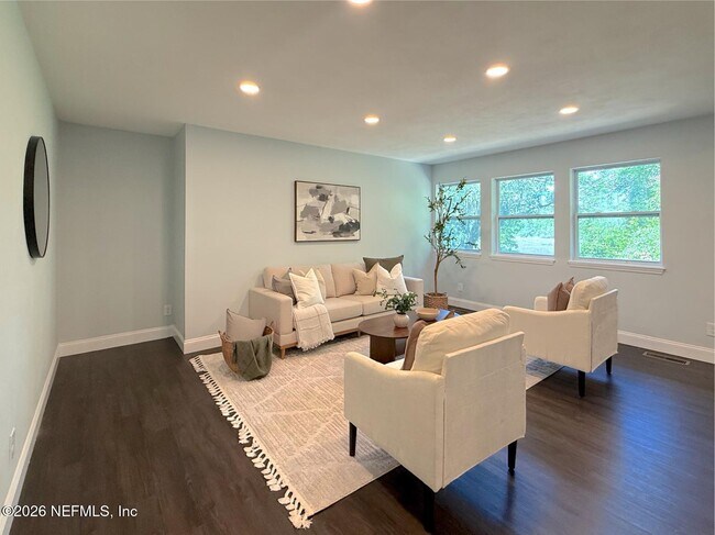 Foto del edificio - 10135 Lake View Rd W
