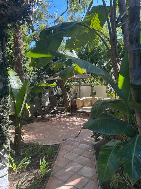 Building Photo - 344 S La Peer Dr