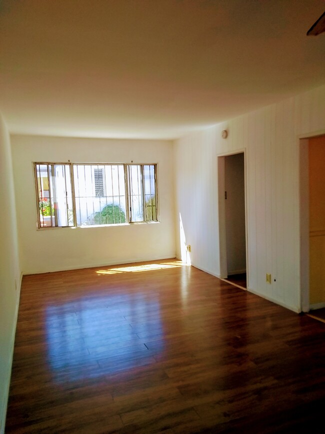 Living room - 1130 Centinela Ave