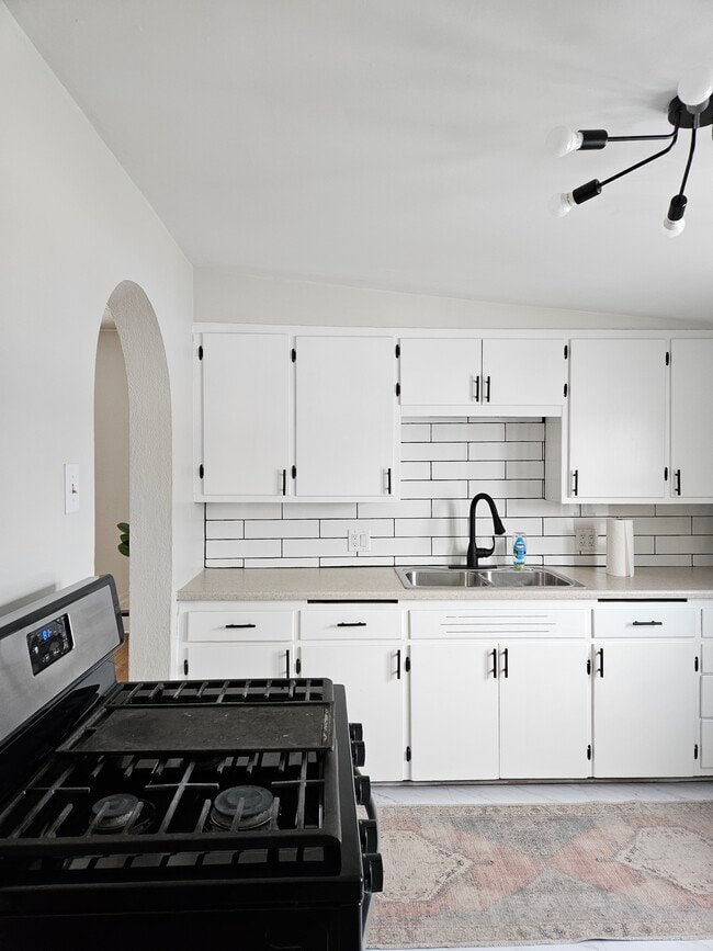 Building Photo - 1308 W Linn St