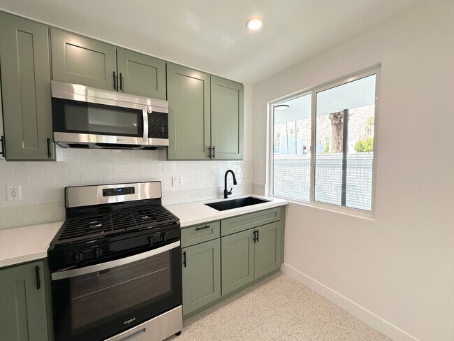 Foto del edificio - AVAILABLE NOW! Stunning Remodeled Studio 1...