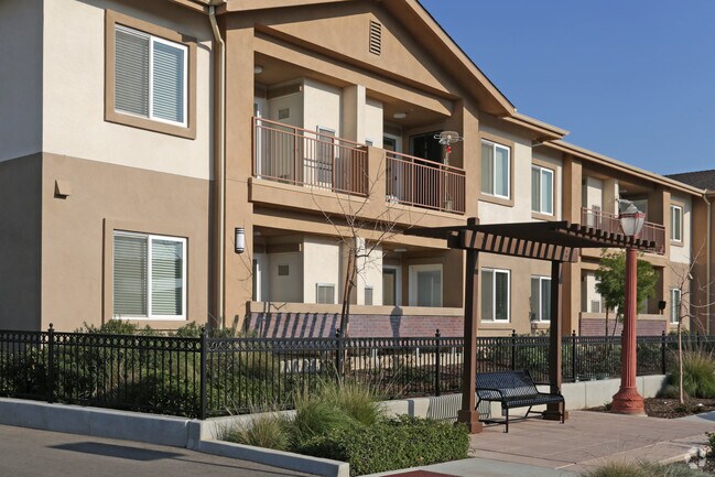 Emperor Estates Apartments Dinuba Ca Building Photo Emperor Estates