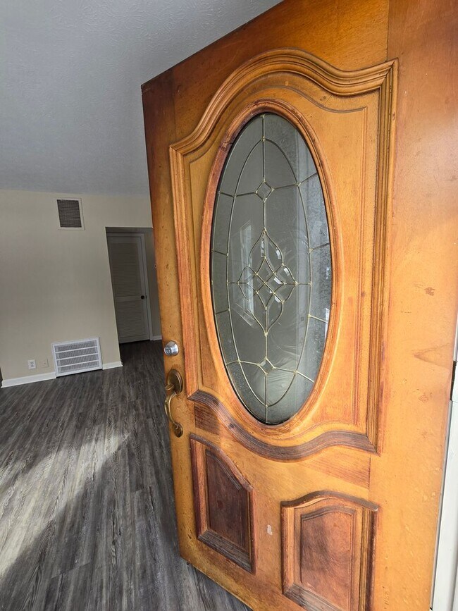 Foto del edificio - This spacious and freshly updated 3–4 bedroom home offers multiple living areas and modern finish...