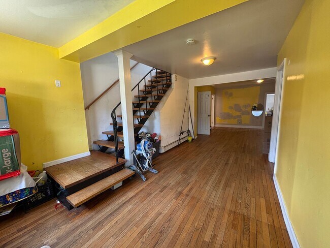 Building Photo - Large 5 Bedroom 2 Bathroom Single Family H...