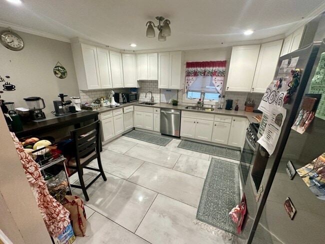 Foto del edificio - 327 Edgewood Rd