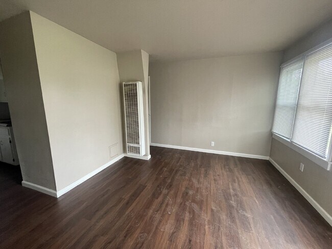 Building Photo - NO APPLICATION FEE! Pay Deposit only to mo...
