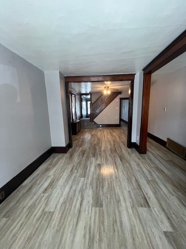 Building Photo - 4 Bedroom 1 Bath