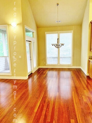 Building Photo - Entertainers dream! Spacious 4 bedroom hom...