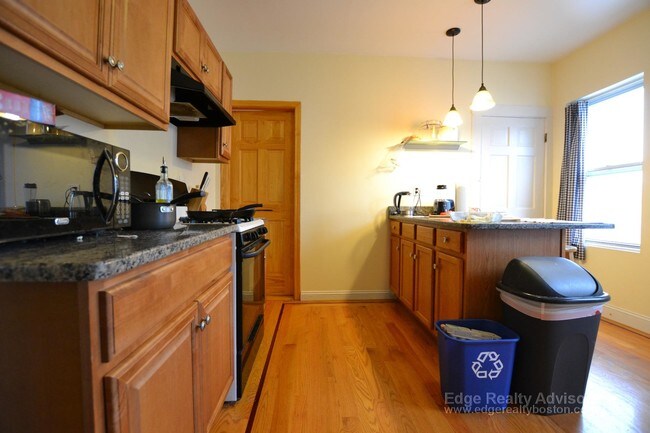 Building Photo - 47 Easton St