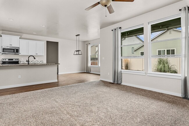 Foto del edificio - Beautiful 5bd/2.5ba, 3-car Tandem Garage H...