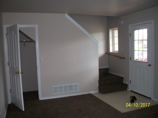 Building Photo - 3 Bedroom, 2 Bathroom duplex near -Pet Fri...