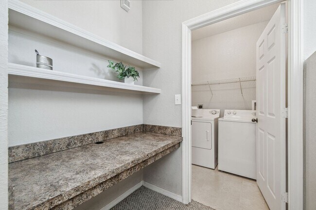 Foto del edificio - Elegant 1-Bedroom Condo with Lakeside View...