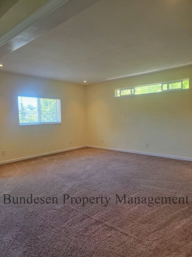 Foto del edificio - 5 Bedrooms  Desirable Westside Petaluma !