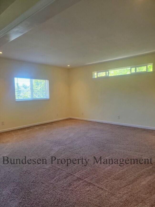 Foto del edificio - Spacious Westside 5BR Home in Petaluma - E...