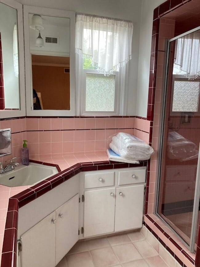 Building Photo - Fully Furnished home for rent-- short term...