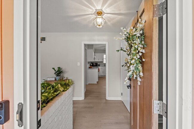 Building Photo - Charming 3-Bedroom Home on Savannah’s Southside with Covered Patio and Large Backyard