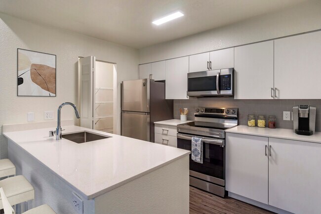 Building Photo - Avalon at Bear Creek