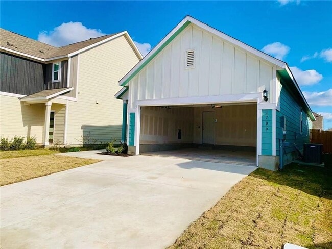 Building Photo - 1709 Adobe Walls Way