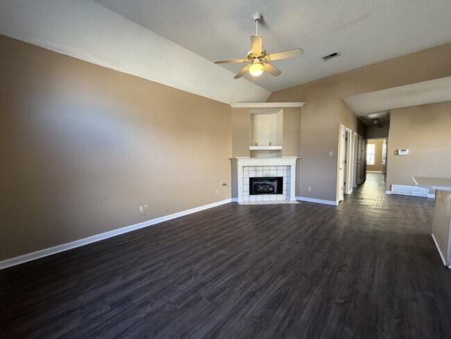 Foto del edificio - 6675 Whitten Pine Dr