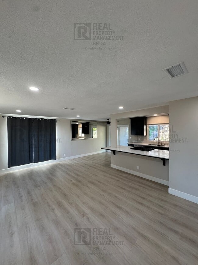 Foto del edificio - Remodeled Single-Story Corner Lot Home wit...