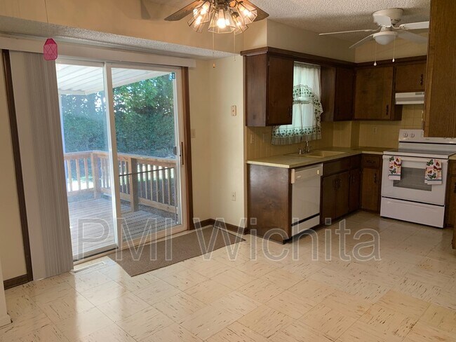 Building Photo - 201 N Willow Dr