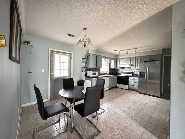 Foto del edificio - 8027 Country Oaks Rd