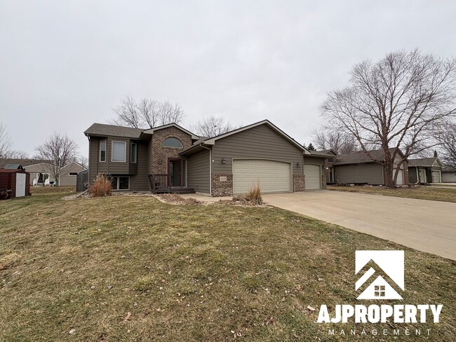 Building Photo - 5509 S Sarmar Ave