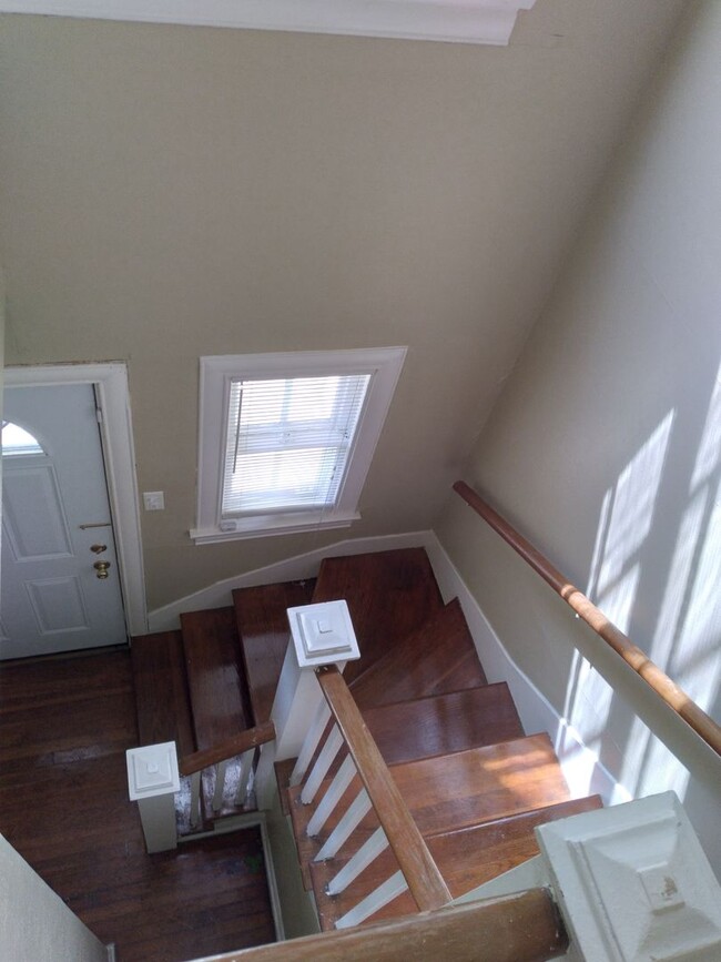 Building Photo - Large 2 bedroom