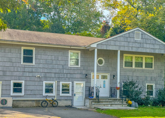Building Photo - 4 Robert Ln