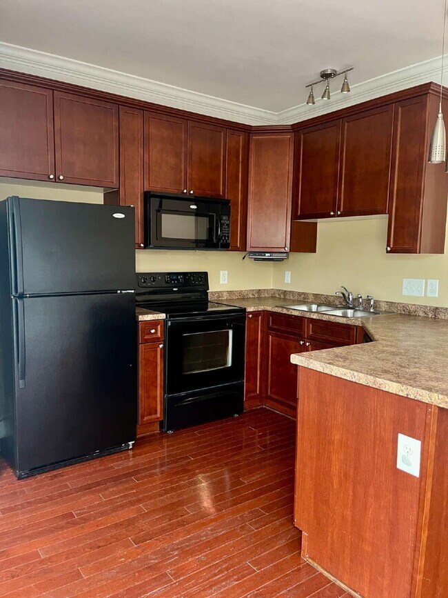Foto del edificio - Spacious Lenox Village Townhouse: 3 Beds, ...