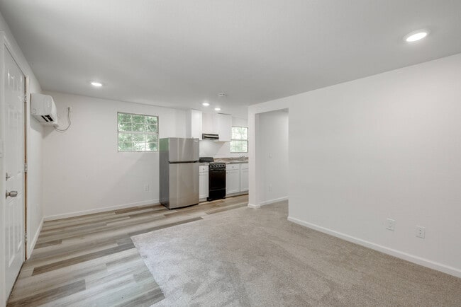 Laurel Lane - Laurel Lane Apartment