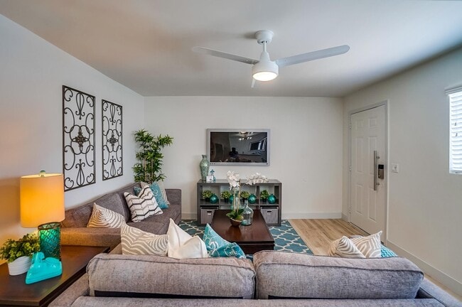 Building Photo - Spacious -2bd/1ba -$2,050.00 - LBC - Parki...