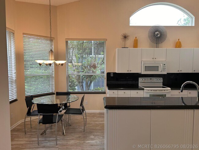 Foto del edificio - 8884 Shoal Creek Ln