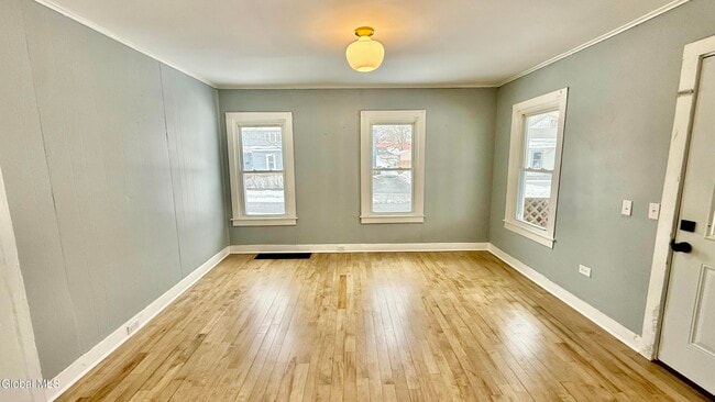 Building Photo - 173 Bay St