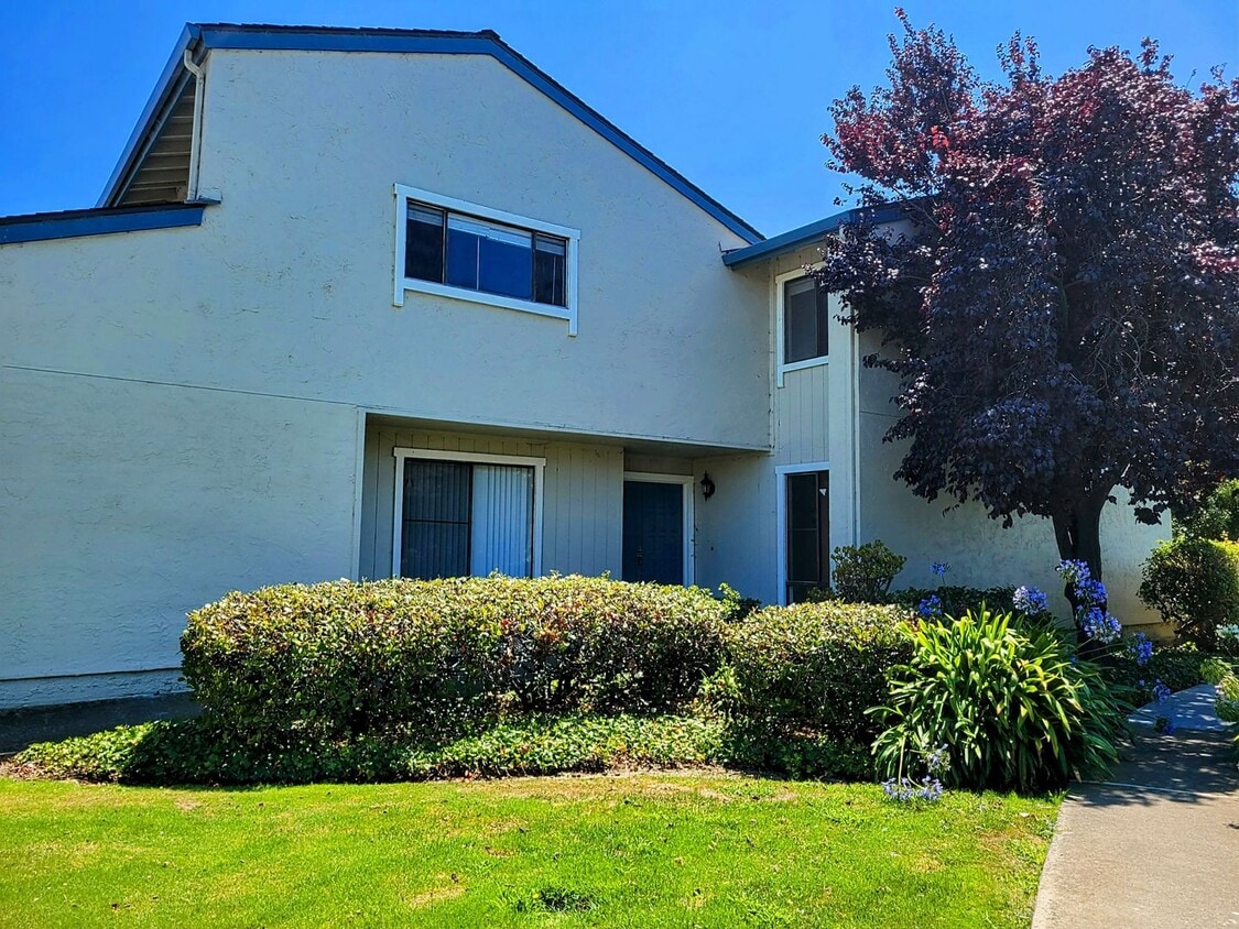 Foto principal - Spacious 4 Bedroom 2.5 Bath Townhouse With...