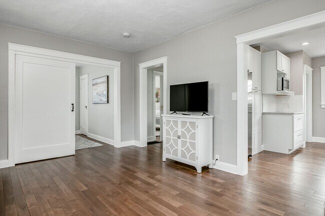 Building Photo - North End Beauty with Bonus Space & Garage!