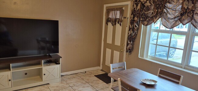Foto del edificio - Charming 2 Bedroom / 1 Bathroom House