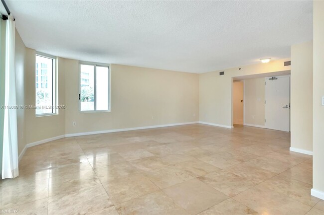 Foto del edificio - 3 br, 2 bath House - 5900 Collins Ave Apt 408