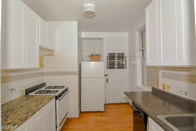Building Photo - 528 W Surf St