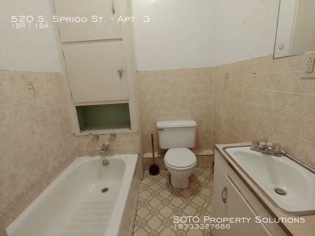 Building Photo - HUD Accepted, 1BD/1BA 2nd Floor Apartment
