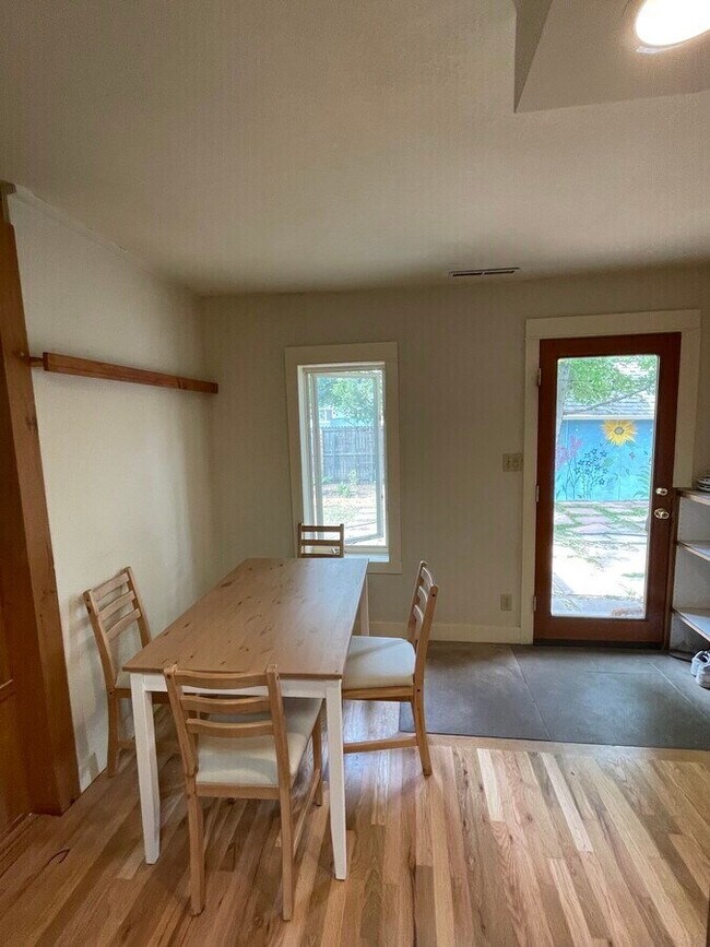 Foto del edificio - "House on The Hill, Updated and Renovated, Private Fenced Yard – 9th and University!"