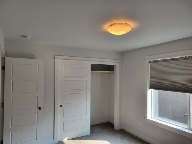 Foto del edificio - 4 Bedroom 2 1/2 bath with attached garage