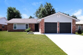 Building Photo - 916 Clear Creek