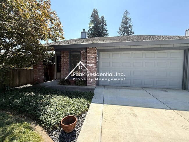 Foto del edificio - Spacious Orangevale 3bd/2ba Duplex with 2 ...