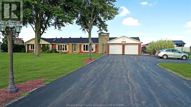 Photo du bâtiment - 1720 Lakeshore Rd 123