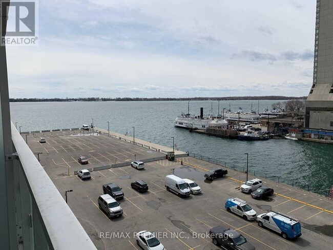 Photo du bâtiment - 15 Queens Quay E