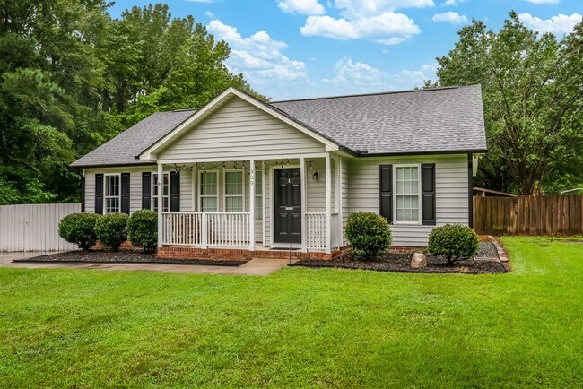 Foto del edificio - Charming Clayton Home with Huge Fenced Yar...