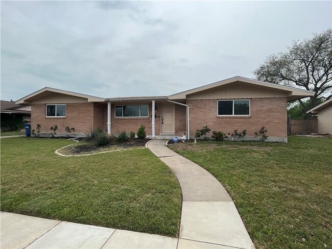 Foto del edificio - Ranch Style Home with Back Apartment