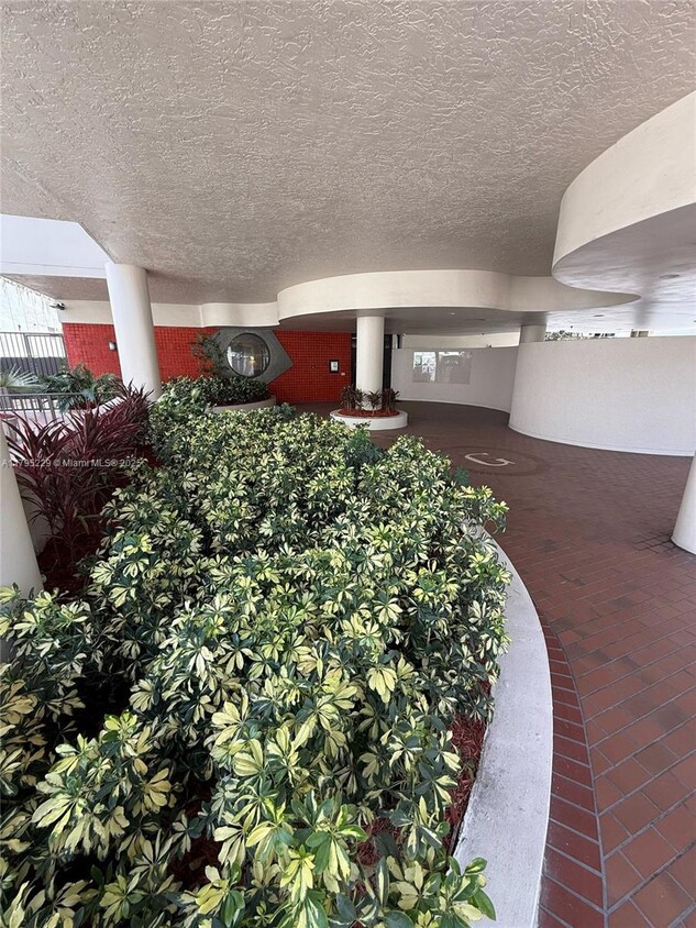 Primary Photo - 1623 Collins Ave